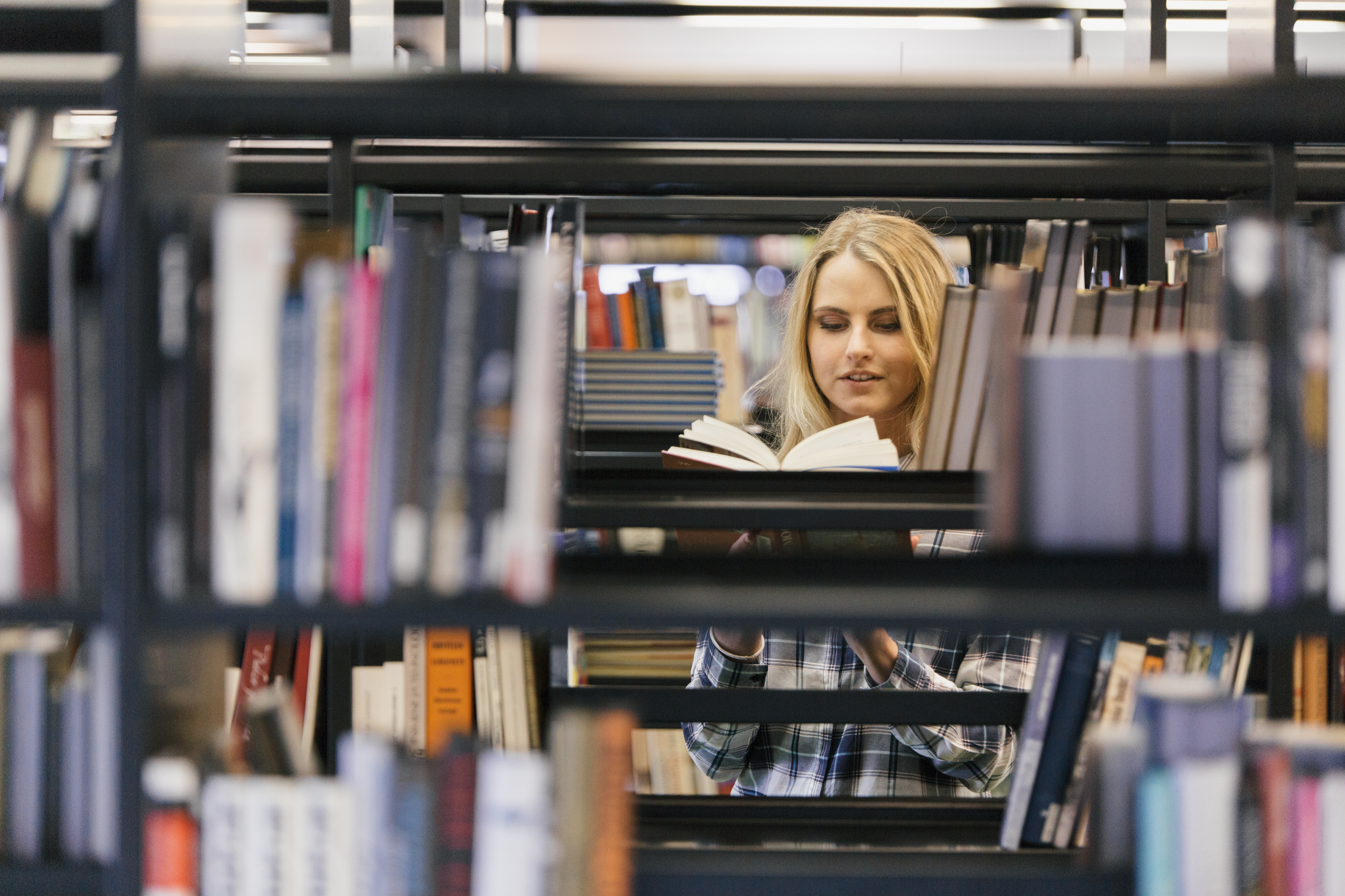 Издатели начали избавляться от книг иноагентов